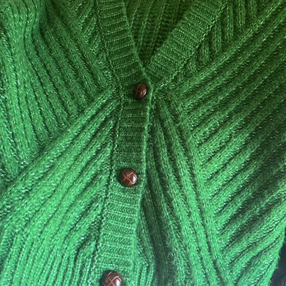 Oversized green cardigan with brown buttons - Picture 5 of 10